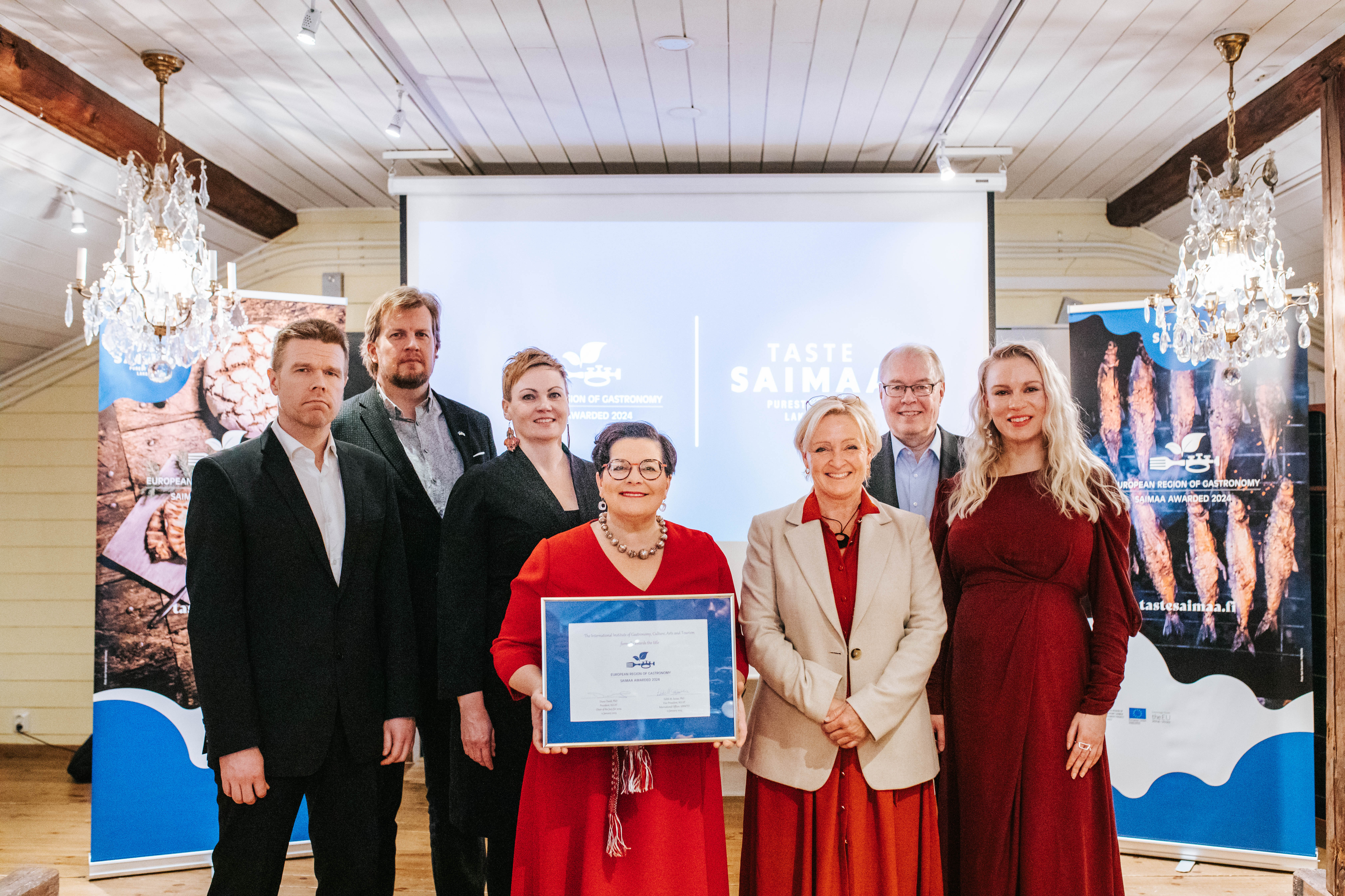 Kuvassa Markus Hirvonen, Jami Holtari, Anu-Anette Varho, Sari Kaasinen, Diane Dodd, Pentti Mäkinen ja Eevamari Lahtinen.